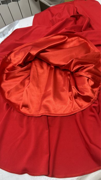 Платье красное.