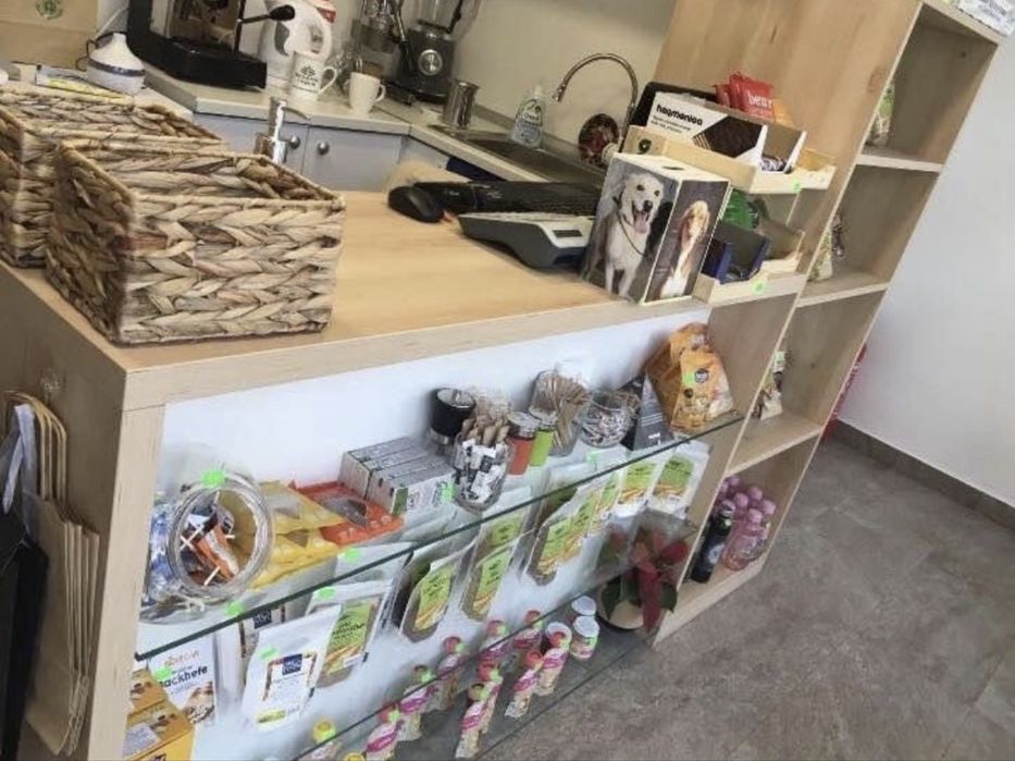 Етажерки, бюро, шкафове подходящи за магазин