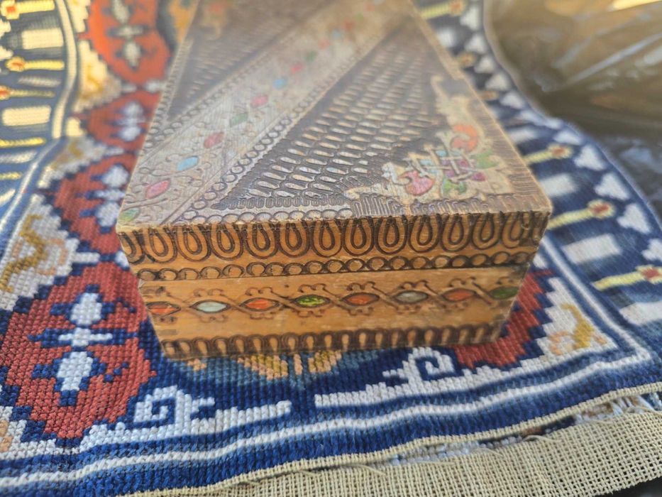 Стара дървена кутия