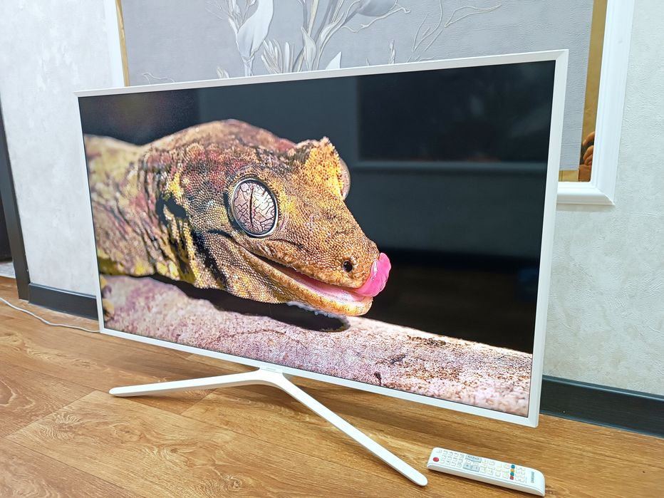 Телевизор SAMSUNG Смарт 43" Белый.