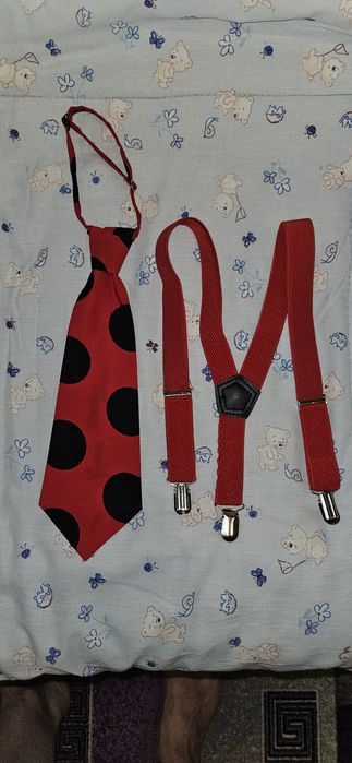 Галстук в горох и подтяжки