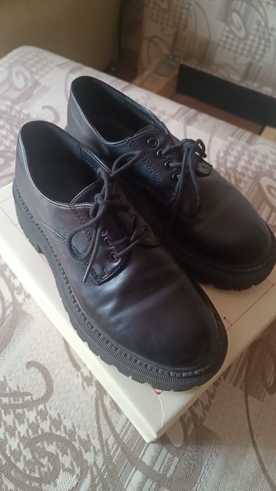 Продам туфли кроссовки