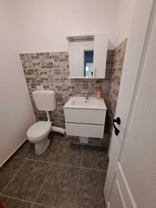 Inchiriez apartament 3 camere , central , zona CAS , 3 minute de McDonalds , str Bilascu Nr 24