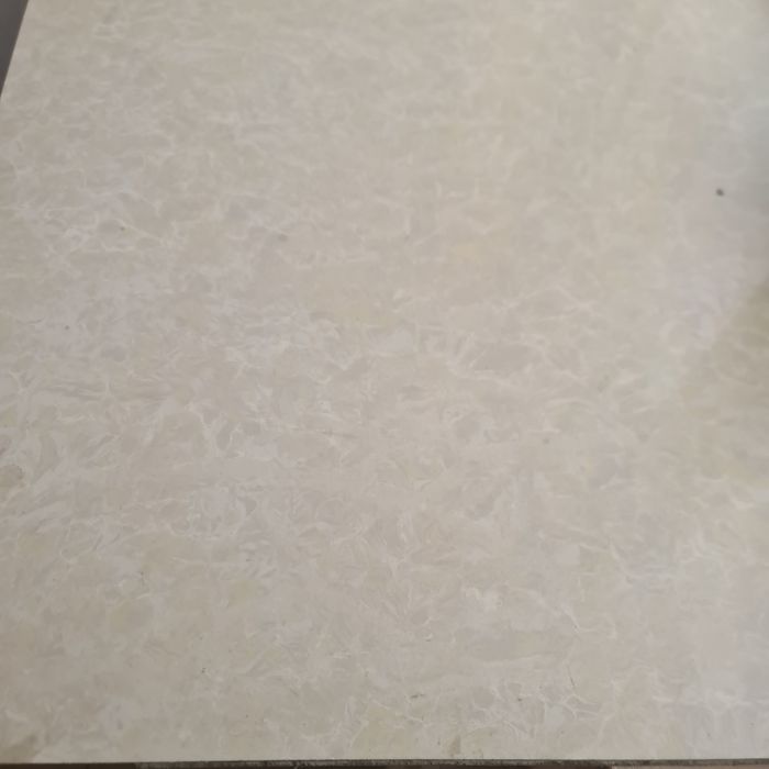 Kafel b/u sotiladi 0.60×0.60 xitoyniki juda zur holatda 500 kvt bor