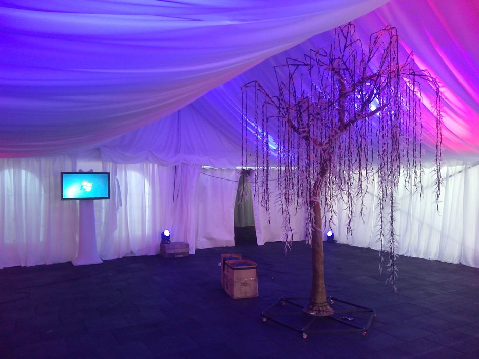 Отдаване на шатри и оборудване под наем за мероприятия.