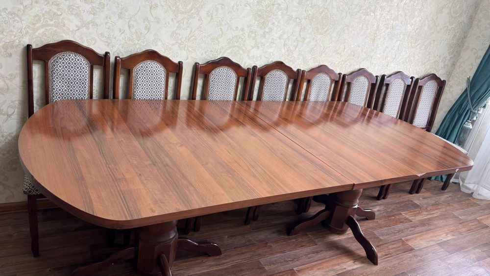 Продам гостинный стол со стульями