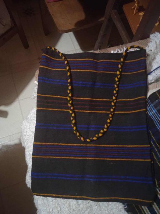 Към Народни носии престилки и вълнена торба.