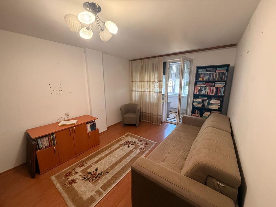 Vând apartament 3 camere - zona Trezorerie