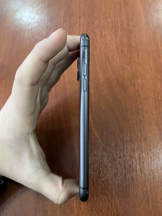 iPhone 11 black.