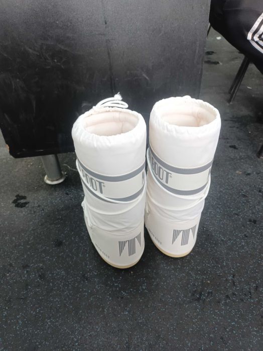 Moon boots обувки