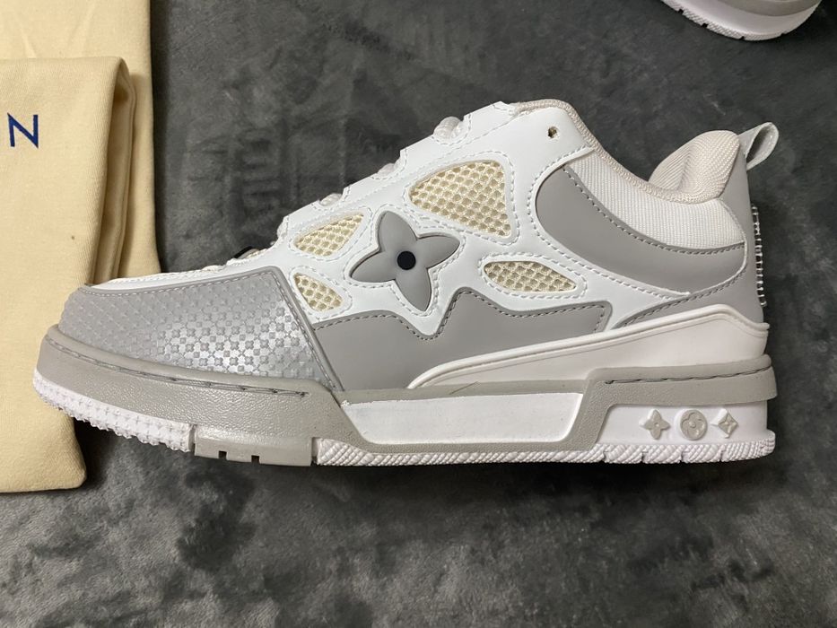 Vand adidasi noi de barbati Louis Vuitton