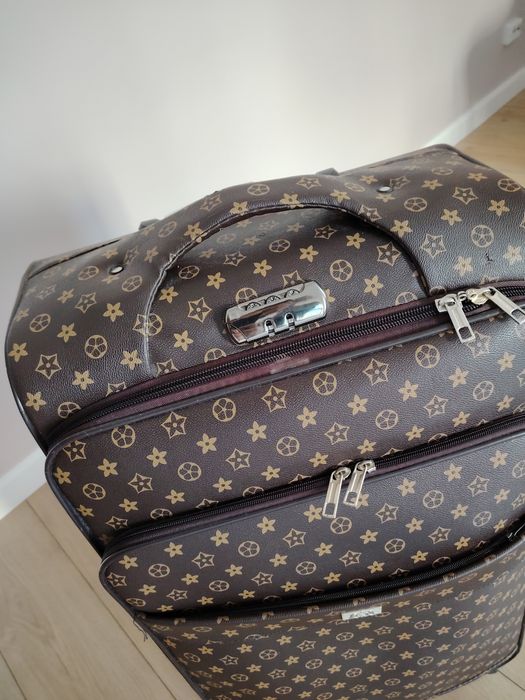 Продам чемодан новый