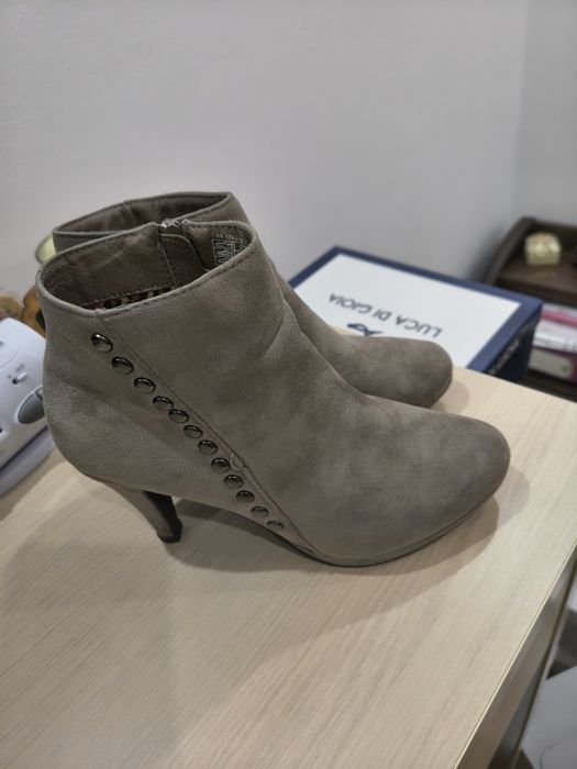 Vând ghetuțe,culoarea gri,piele întoarsă!