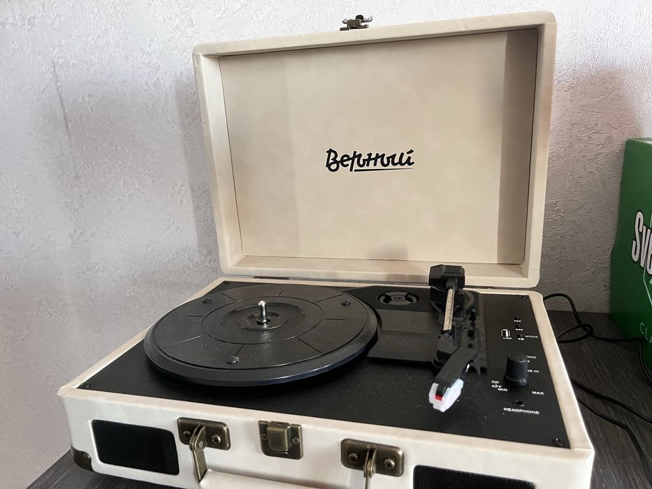Продам виниловый проигрыватель