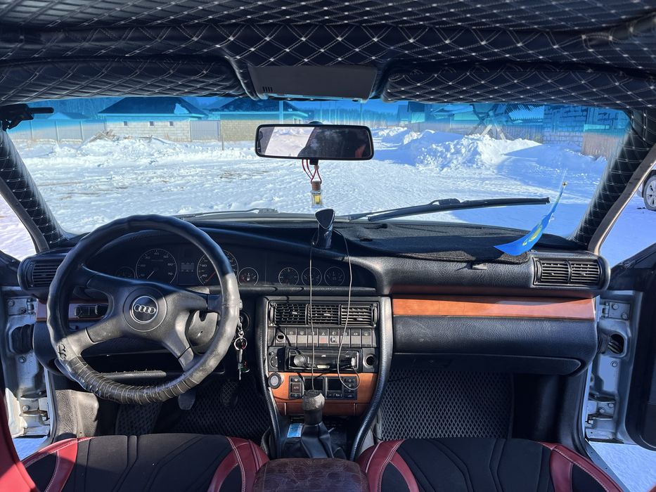 Машина Audi 100 c4