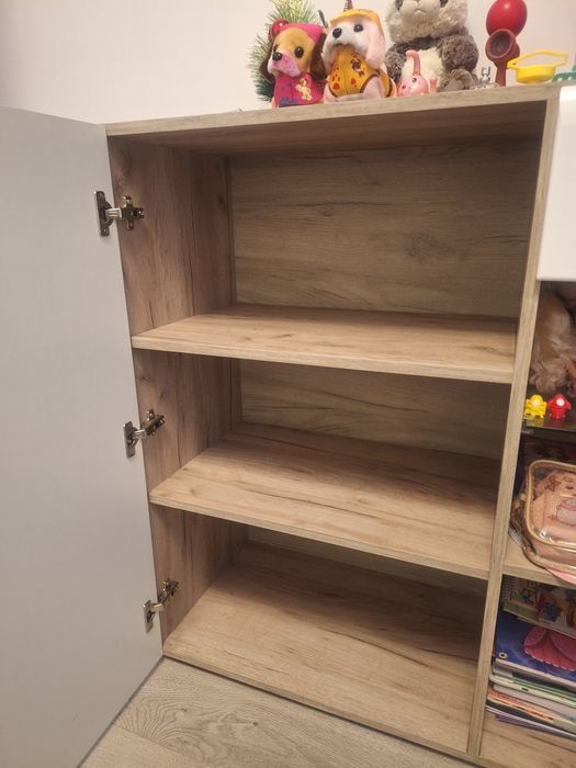 Comoda moderna-alb cu accente de lemn