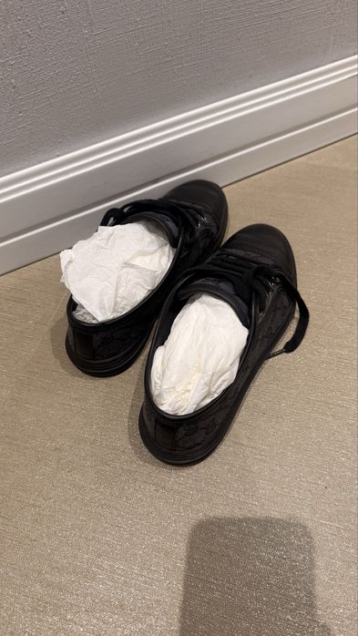 Кецове Gucci и Prada и сандали Dolce Gabbana