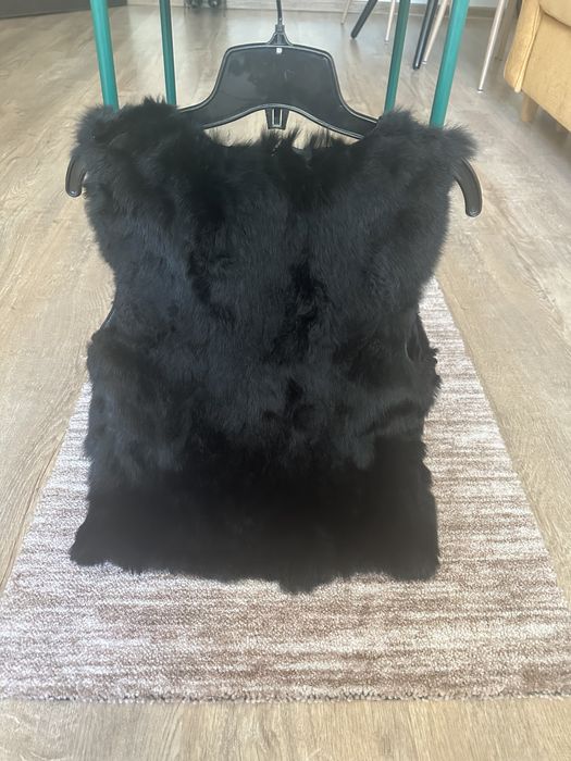 Vesta neagra blana de iepure mărimea S