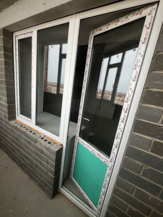 Продам пластиковое окно с дверью