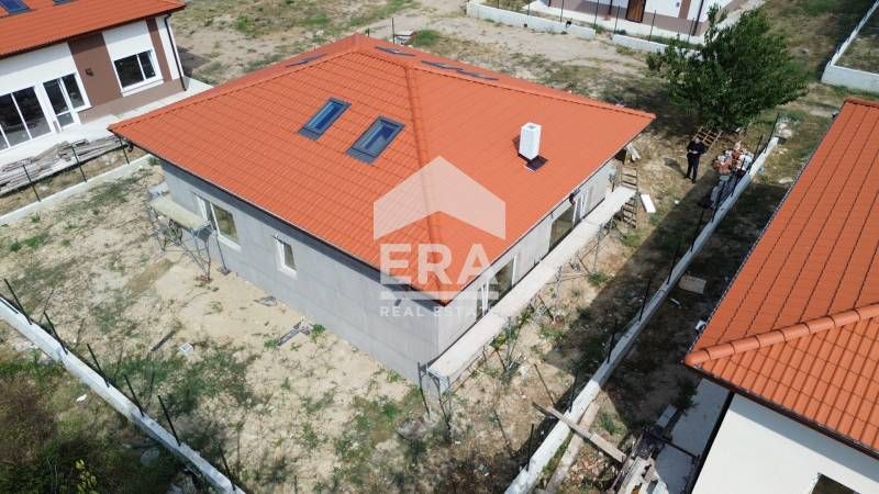 Едноетажна новострояща се къща за продажба, с подпокривно пространство