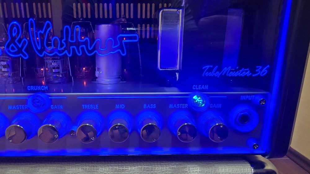 Hughes and Kettner Tubemeister 36 лампов усилвател за китара с лека неизправност