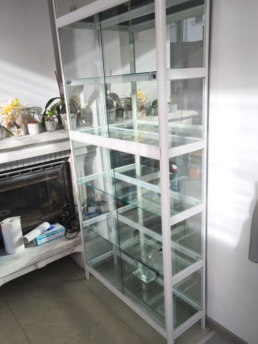 Стъклена витрина