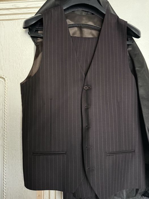 Costum barbati in stare foarte buna