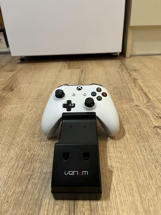 Xbox One S 1TB + Venom станция + Assassin's Creed Odyssey