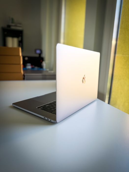  MacBook Pro 16" , 2019 2.4 GHz 8 - Core i9 64GB RAM 512GB SSD + Radeon 4GB