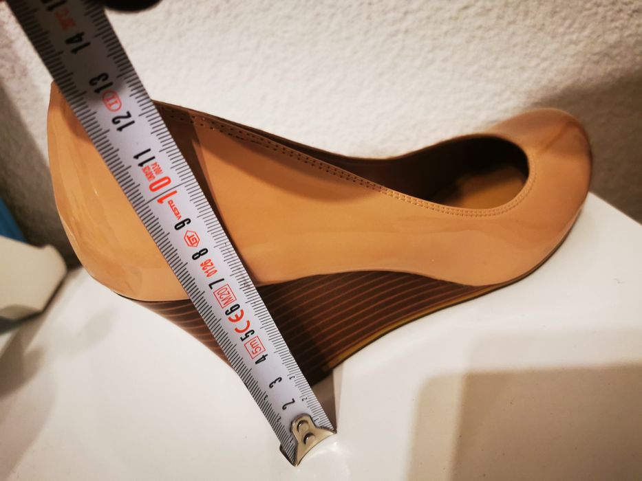 Бежови лачени обувки на платформа