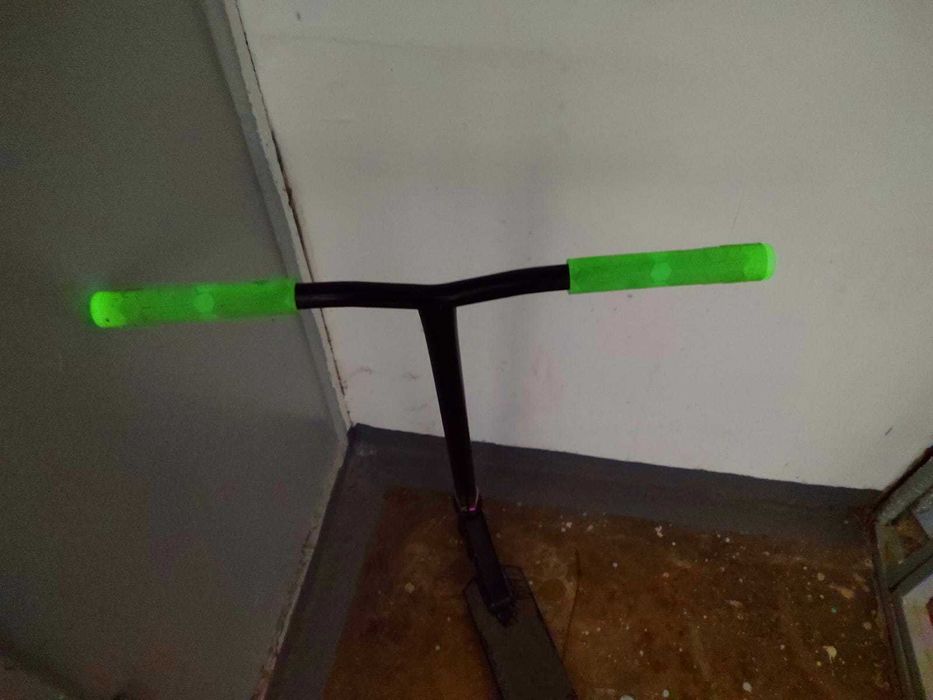 Самокат трюковой в отличном состоянии.