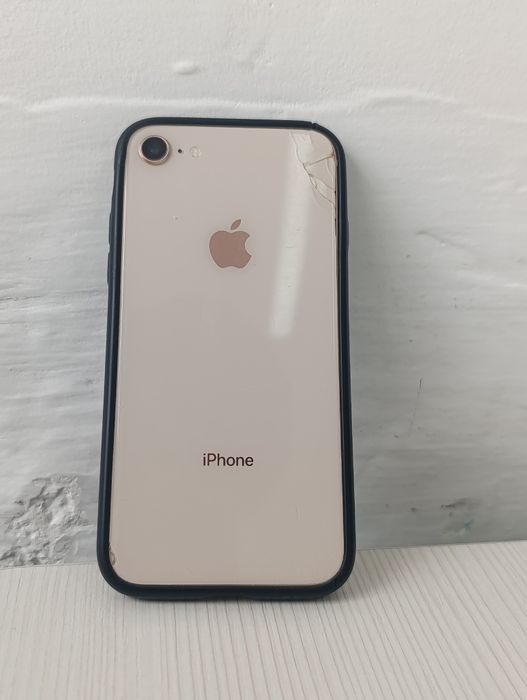 Продам айфон 8 с маленьким дифектом