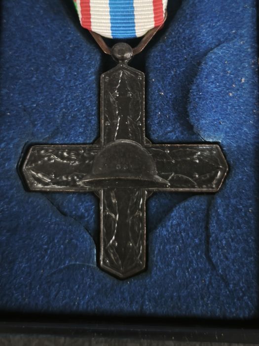 Lot medalii și insigne Italia