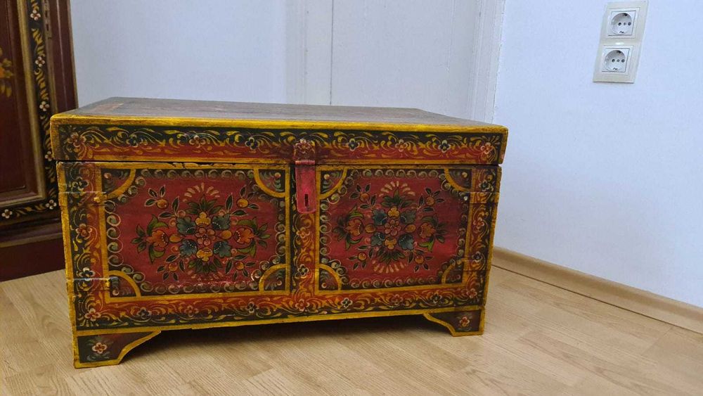 Продавам уникални ръчно рисувани мебели и декорация