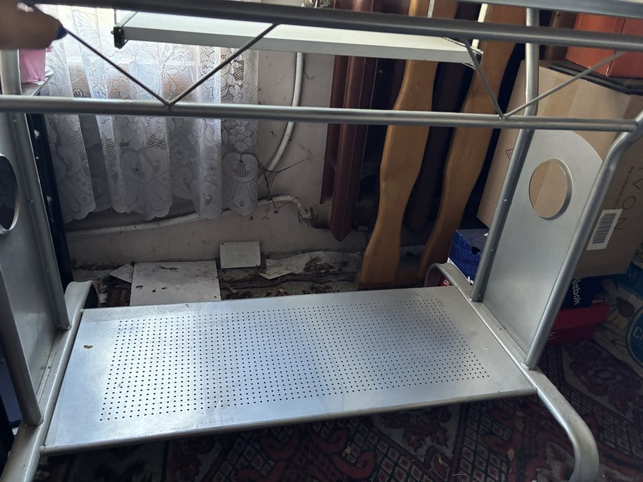 Метално бюро за компютър