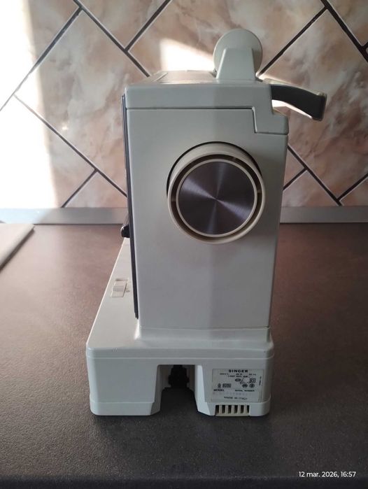 Vand masina de cusut Singer Symphonie 100 pentru piese
