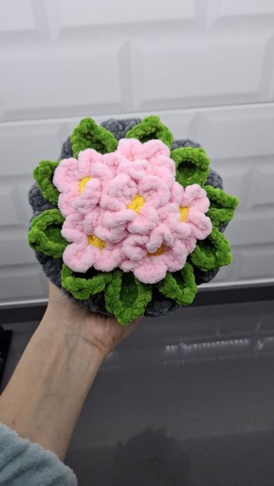 Ръчно плетена саксийка с цветя