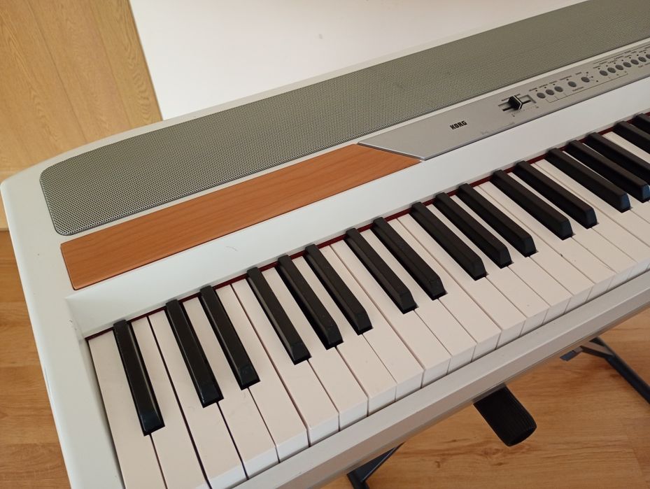 KORG SP-250 White 88 GHS pian digital profesional de scenă orga