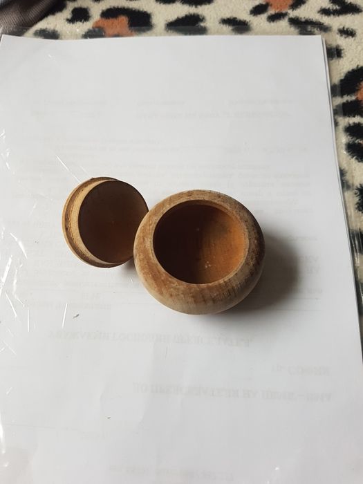 Продава се стара дървена кутия и сувенирчета