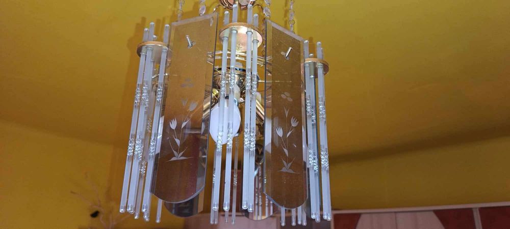 Candelabru metal auriu şi sticlă securizată