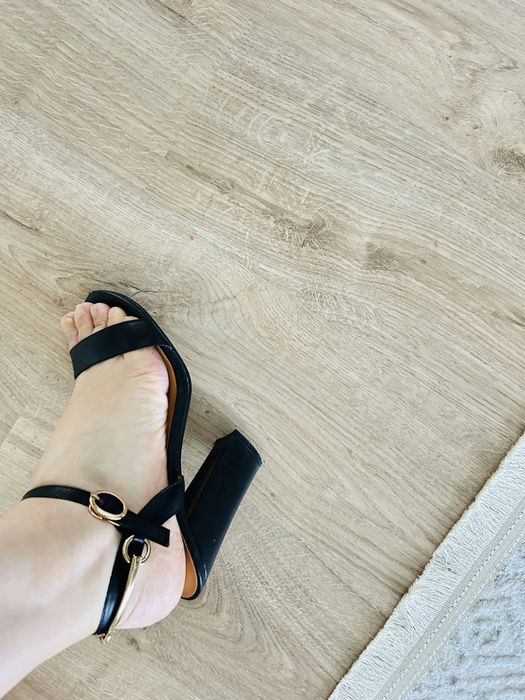 Босоножки женские, черные