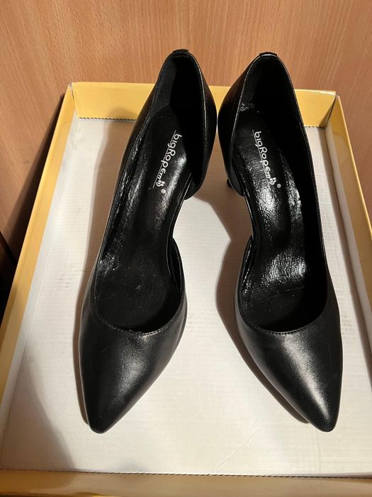 Обувь отличная можно ещё долго носить.