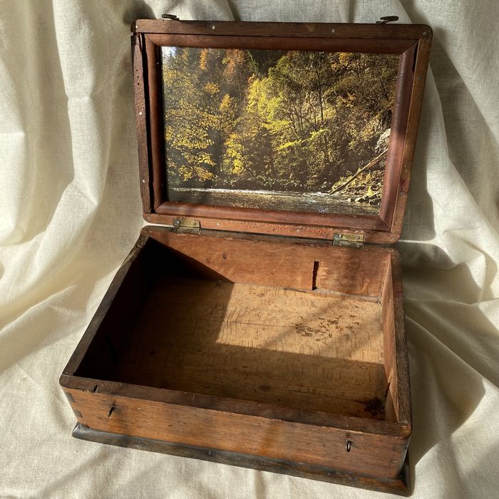 Cutie vintage deosebită, din lemn, în stare foarte bună