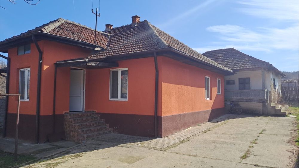 Casa de vânzare la 10 km de Strehaia + teren