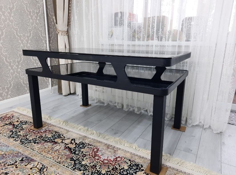 Стеклянный стол