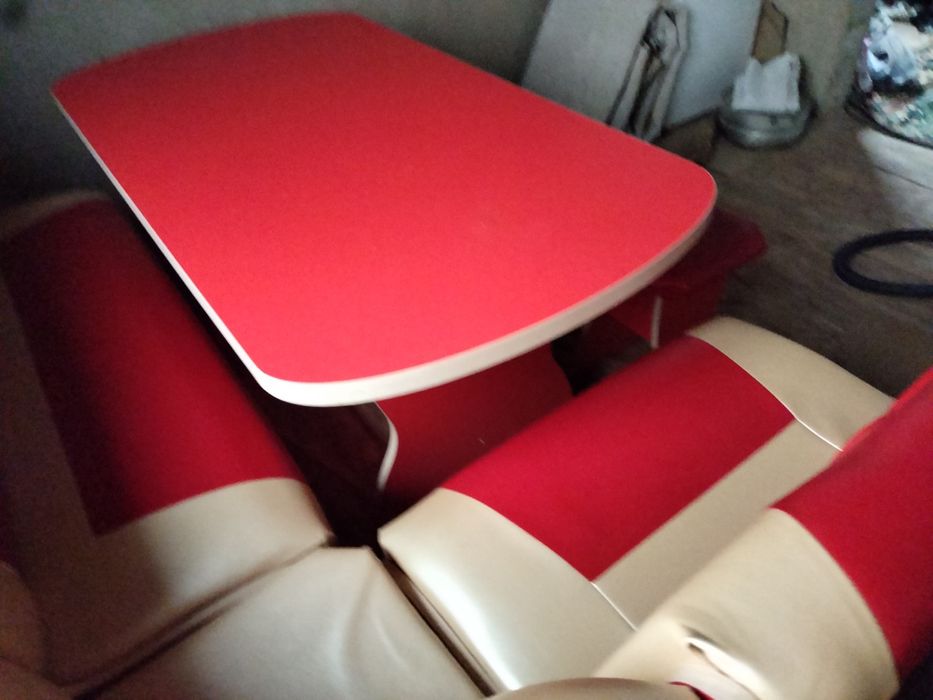 Мягкий уголок, стол со стульями
