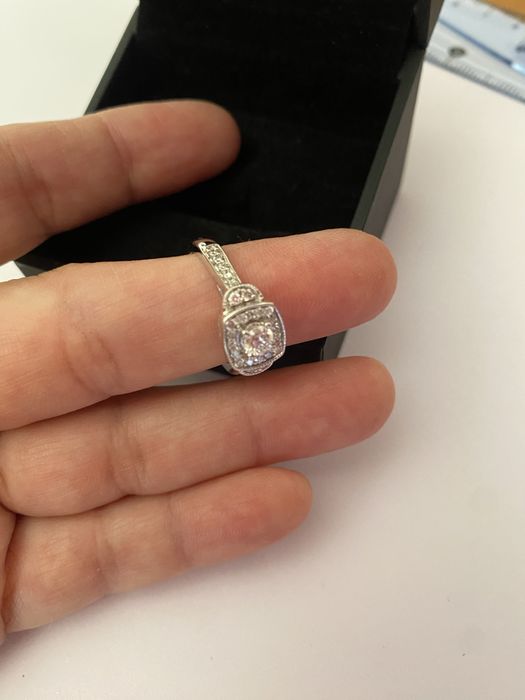 Продам бриллантовое кольцо