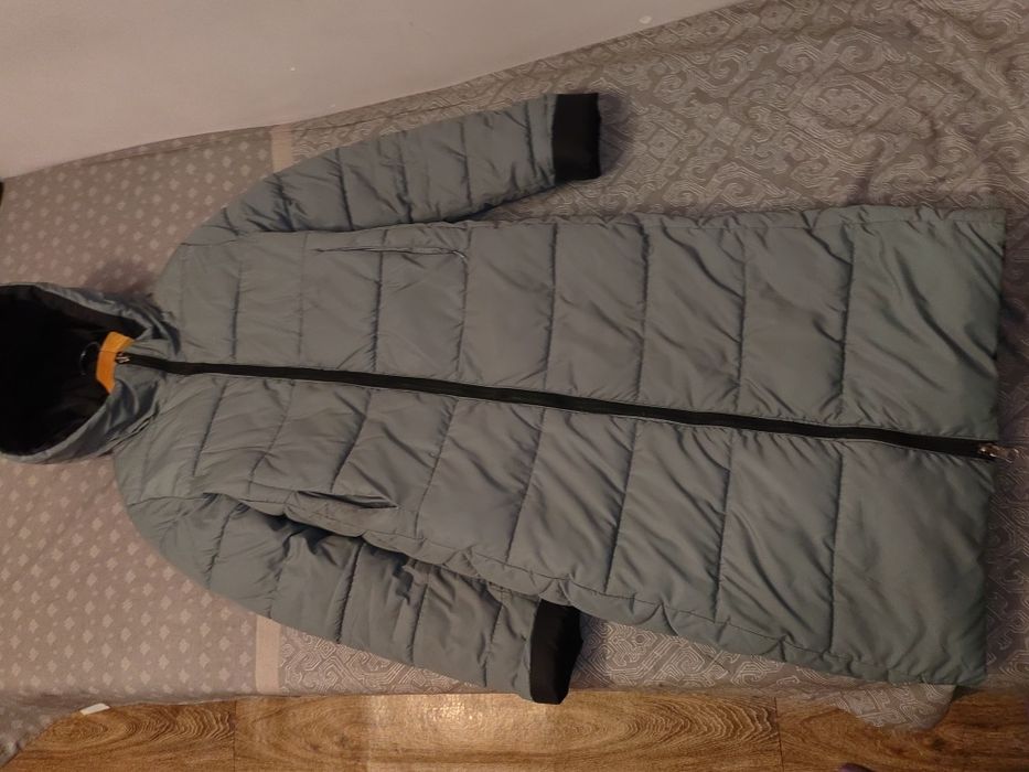 Продается зимняя двухсторонняя  куртка-пальто в отличном состоянии.