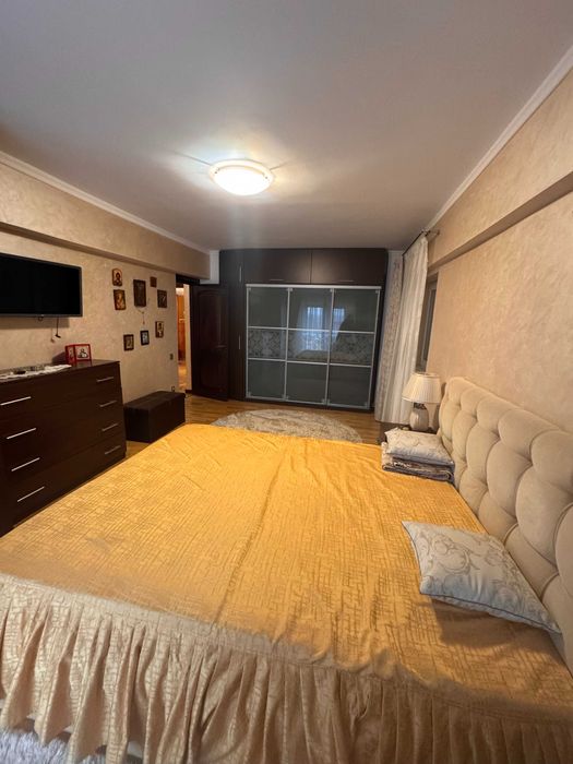 Se inchiriaza apartament 4 camere centru civic ultracentral bloc Regina Maria - Palas