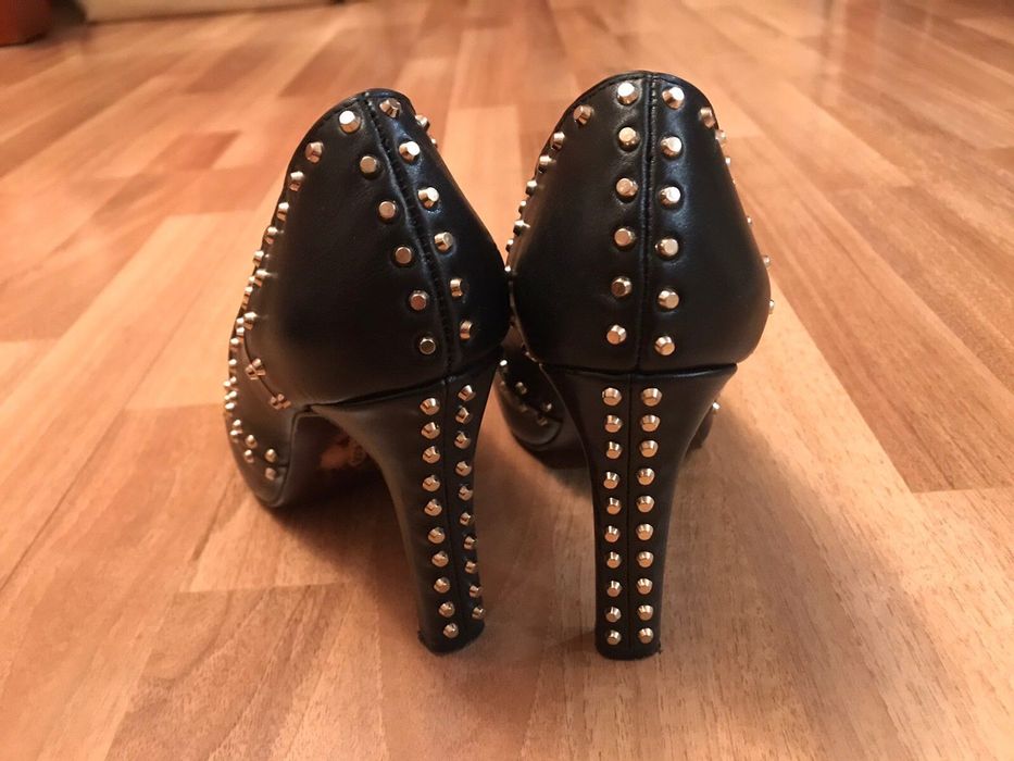 Дамски обувки с капси